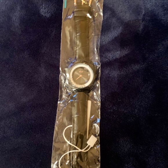 Women’s fashion dress watch with leather band NWT. - Picture 1 of 6